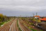 Die Nordost-Ausfahrt des Hallenser Hauptbahnhofes, aufgenommen von der neuen Berliner Brücke am 05.10.2011. Während die Gleise links und in der Mitte des Bildes die Hauptstrecken nach Magdeburg, Berlin und Delitzsch darstellen, sind die Gleise rechts, direkt vor dem Gebäude, die Strecke Halle-Hannover über Halberstadt, Wernigerode und Vienenburg, welche hier eine Steigung bewältigen und dann nach links über die ganz hinten zu sehende Brücke in Richtung Nordwest abschwenken und im Gegensatz zu den anderen Strecken, welche kurz hinter Bildende das Hallenser Stadtgebiet verlassen, dieses noch mehrere Kilometer begleiten. Erst in Halle-Trotha, wo auch der nördlichste Endbahnhof der Hallenser S-Bahn ist, verläßt diese das Stadtgebiet in Richtung Harz.