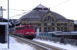 DB 110 352-2 vor IC 2440 Leipzig - Kln, KBS 340 Leipzig - Magdeburg, fotografiert vor der schnen historischen Fassade vom Hbf.