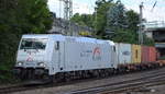 TX Logistik Austria GmbH mit  185 417-5  [NVR-Number: 91 81 0185 417-5 A-TXLA] und Containerzug verlässt den Hamburger Hafen, 30.06.18 Bf.