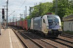 Durchfahrt am 26.05.2015 von MRCE/WLC ES 64 U2-035 (182 535-5)  KÜHNE+NAGEL  mit einem Containerzug aus Österreich in Hamburg Harburg gen Hamburger Hafen.