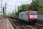 ITL 185 649-1 am 26.05.2015 bei der Durchfahrt mit einem fast leeren Containerzug in Hamburg Harburg gen Hafen.