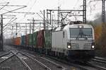 193 247 mit einem Containerzug in Hamburg Harburg, am 15.11.2016.