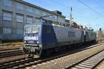 143 079-2 und 143 143-6 durchfahren am 25.3.2017 den Hamburger Hauptbahnhof in südlicher Richtung.