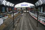 Blick auf die Gleise und die Bahnhofshalle von Hamburg Hbf.