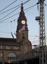 Hamburg-Hauptbahnhof am 12.10.2017: Westlicher Uhrturm (Ausgang Glockengießerwall) /