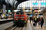 218 407-5 steht am 12.12.2009 mit einem RE nach Kiel Hbf (via Lbeck Hbf) im Hamburger Hauptbahnhof.