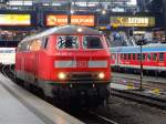 218 307 fhrt zur Bespannung eines ICs nach Burg(Fehmarn) in Hamburg Hbf ein.