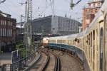 Der aus Bm und Aimz gebildete IC 2410 nach Flensburg erreicht am 5.08.2011 den Hamburger Hauptbahnhof.