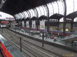 1593 Hamburg Hbf am 5.9.2015: Blick von der Wandelhalle auf die Fernbahngleise 11 bis 14 für die Züge in Richtung Süden