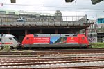 Seitenansicht von 101 118-8  Glacier Express unvergessliCH  am 25.05.2015, als sie zusammen mit der 120 103-7 und einem InterCity als Sandwich in den Hamburger Hauptbahnhof fuhr.