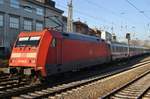 101 082-6 macht sich am 28.1.2017 mit dem IC208 von Basel SBB nach Kiel Hauptbahnhof im Hamburger Hauptbahnhof auf den Weg.