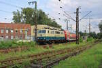 Im August 2023 war die Centralbahn noch mit Ersatzzügen auf der RB49 zwischen Hanau und Gießen unterwegs. Hier erreicht die DB Gebrauchtzug 111 174  Elfriede  mit zwei Doppelstockwagen Hanau. (30.08.2023)