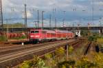 111 225-9 und schiebende Schwesterlok mit RE von Wrzburg nach Frankfurt (Main), am 05.09.2011 einfahrend Hanau Hbf.