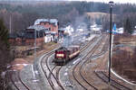 Johanngeorgenstadt am 19. Februar 2007, CD 742 384 verlässt den Bahnhof mit einem OS nach Karlsbad und am Nachbarbahnsteig wartet 50 3648 welche dem OS folgt, um im Tschechischen Nachbarort Potůčky den Eisenbahnromantik Sonderzug  Winterdampf im Erzgebirge  abzuholen.