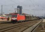 186 328-1 zieht einen gemischten Gterzug am  26.11.2011 durch Kaiserslautern