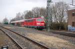 Lok 111 114-5 schiebt hier einen Zug der RE 13 am Eselsrcken vom Bahnhof Kaldenkirchen vorbei.