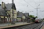 Durch den ziemlich heruntergekommenen Bahnhof Karthaus fährt CFL 2304 am 28.04.2018 nach Luxemburg