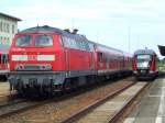 218 260 trifft einen Desiro (VT 642) im Bahnhof Kaufering am 08.06.2009.