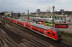 218 329-1 schiebt am Abend des 23.6.2016 den RE83 (RE21633) nach Lübeck Hauptbahnhof aus dem Kieler Hauptbahnhof.