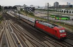 101 011-5 erreicht an diesem typisch norddeutschen Sommertag mit alles anderem als Sonne zusammen mit dem IC2224 aus Köln Hauptbahnhof das Ziel, den Kieler Hauptbahnhof. (16.7.2016)
