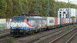 Elektrolok ES-64-F4-213 bei Durchfahrt Köln Süd mit Bunten Güterwagons 
Und Rail Force One Sticker in Richtung Köln HBF