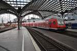 RE9 (RE10927)  Rhein-Sieg-Express  von Aachen Hauptbahnhof nach Siegen macht sich am Abend des 16.8.2017 im Kölner Hauptbahnhof auf den Weg.