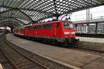 111 126 schiebt am 18.8.2017 den RE8 (RE10838)  Rhein-Erft-Express  von Köln Messe/Deutz nach Kaldenkirchen in den Kölner Hauptbahnhof.