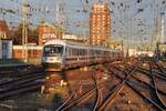 IC 2155 heute Morgen in schnem winterlichen Morgenlicht und mit gedrehtem Wagenpark im  Hbf Kln. 101 056 schiebt am Ende ihre 5 IC Wagen nach Gera.