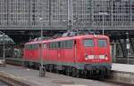 110 243-3 mit 110 324-1 zusammen auf dem Weg nach Kln Bbf bei der Durchfahrt im Hauptbahnhof, 23.7.10