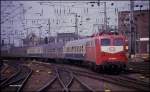 Eine bunte Garnitur fuhr am 26.4.1990 mit 110206 als E 3021 nach Dortmund um 14.08 Uhr in Köln HBF ein.