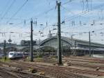 Der Kölner Hauptbahnhof am 01.08.2015. Gerade fährt ein ICE in Richtung Messe/Deutz aus.