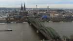 Ein Blick auf die Hohenzollernbrücke sowie HBF und Dom von einem Hohen Turm mit   Aussichtsplattform , DEN 05.12.2015