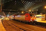 Mit einem Nahverkehrszug stand am späten Nachmittag des 05.01.2015 die 146 017  Damit Deutschland vorne bleibt  im Hauptbahnhof von Köln und wartet auf die Ausfahrt.