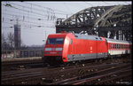 101066 veläßt hier die Hohenzollernbrücke und fährt am 21.02.1998 um 11.50 Uhr mit dem EC 109 nach Brig in den Hauptbahnhof Köln ein.