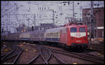 110206 fährt hier mit dem E 3021 nach Dortmund am 26.4.1990 um 14.07 Uhr in den HBF Köln ein.