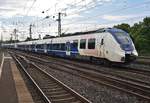 9442 365-4 und 9442 858-8 verlassen am 2.7.2017 als RE7 (RE32543)  Rhein-Münsterland-Express  von Münster(Westf) Hauptbahnhof nach Krefeld Hauptbahnhof den Bahnhof Köln Messe/Deutz.