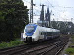 TRIEBZUG 863 NATIONAL-EXPRESS IN KÖLN-DEUTZ
Vor der beeindruckenden Kulisse von Dom und Hohenzollernbrücke,Triebzug 863
der NATIONAL-EXPRESS in Deutz,am 2.5.2020....