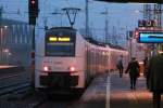 460 004-5 der Mittelrheinbahn (Mainz - Koblenz - Köln) verlässt im Regen den Bahnhof Köln Messe/Deutz in Richtung Deutzer Feld.