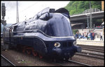 Fahrzeugschau im Bahnhof Koblenz am 12.05.1996: Als Gastlok unter Dampf für Sonderzugfahrten war auch 01102 in Vollverkleidung im Einsatz.