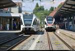 RABe 526 774-5 (Stadler GTW) der Thurbo AG als S14 nach Weinfelden (CH) trifft auf RABe 521 208 (Stadler FLIRT) der SBB GmbH (SBB) als SBB87694  Seehas  nach Engen in ihrem Startbahnhof Konstanz.
Aufgenommen vom offenen Bahnübergang für Fußgänger.
[12.7.2018 | 15:20 Uhr]