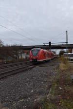 Auf dem Richtungsgleis nach Mönchengladbach werden die Kleineisen gewechselt, darum muss der 1440 825-6 auf dem Richtungsgleis nach Neuss über das Ausweichgleis nach Mönchengladbach fahren. Samstag 1. Dez. 2018