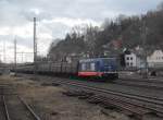 185 409-0 von Raildox zieht am 14. Februar 2014 einen Sandzug durch Kronach in Richtung Saalfeld.