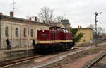 112 364 von Lok Ost rangiert am 02.03.19 im Bahnhof Köthen an ihren Personenwagen heran.