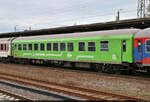 Gesellschaftswagen mit der Bezeichnung  WGmz <sup>038.8</sup>  (56 80 89-90 673-5 D-GfF), eingereiht in einem Pilgersonderzug von Magdeburg Hbf nach Rosenheim und gesehen im Bahnhof Köthen vom Bahnsteig 2/3.

🧰 Gesellschaft für Fahrzeugtechnik mbH (GfF)
🕓 7.5.2023 | 16:23 Uhr