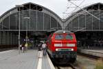 218 330-9, 218 407-5 und 8 Doppelstockwagen stehen am 31.07.2010 als RE nach Hamburg Hbf im Lbecker Hauptbahnhof zur Abfahrt bereit.