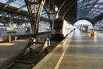 Eine IC2-Garnitur zur Reserve ist in Leipzig Hbf auf Gleis 18 bei Morgenlicht abgestellt.