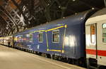 Im Nachtzug aus Prag Schlafwagen CZ_CD 61 54 72-91 010-3 WLABmz in Blau mit Zdár Nad Sázavou Dekoration und JLV Logo im Leipzig Hbf 17.06.2011