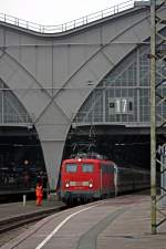 Letzte Absprachen zwischen Rangierer und Lokfhrer von 110 284 mit einer IC-Garnitur in Leipzig Hbf, 14.2.011.