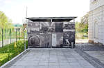 Wand mit historischen Fotos am Bayerischen Bahnhof in Leipzig.