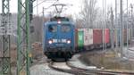 PRESS 140 038-0 fährt mit einem Containerzug für MTRD aus dem Containerterminal in Leipzig-Wahren aus.